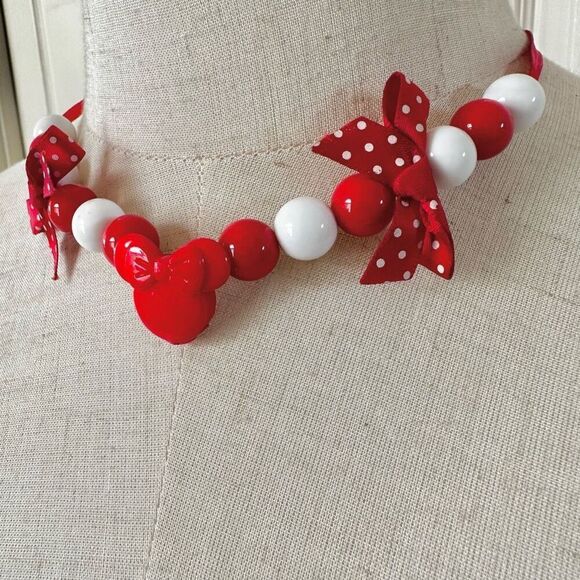Disney red and white beaded mini mouse bow necklace - Picture 2 of 9